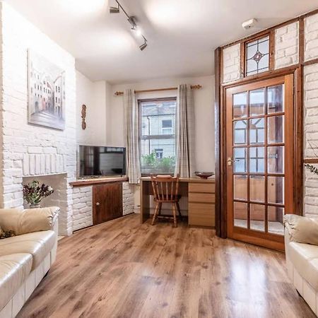 4 Bed 3 Baths In Central Windsor! Walk 2 All The Sights! Legoland 5 Min Drive المظهر الخارجي الصورة