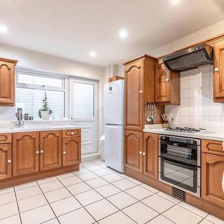 4 Bed 3 Baths In Central Windsor! Walk 2 All The Sights! Legoland 5 Min Drive المظهر الخارجي الصورة