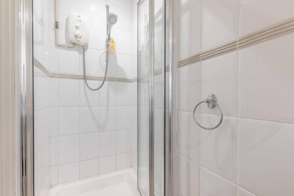 4 Bed 3 Baths In Central Windsor! Walk 2 All The Sights! Legoland 5 Min Drive المظهر الخارجي الصورة