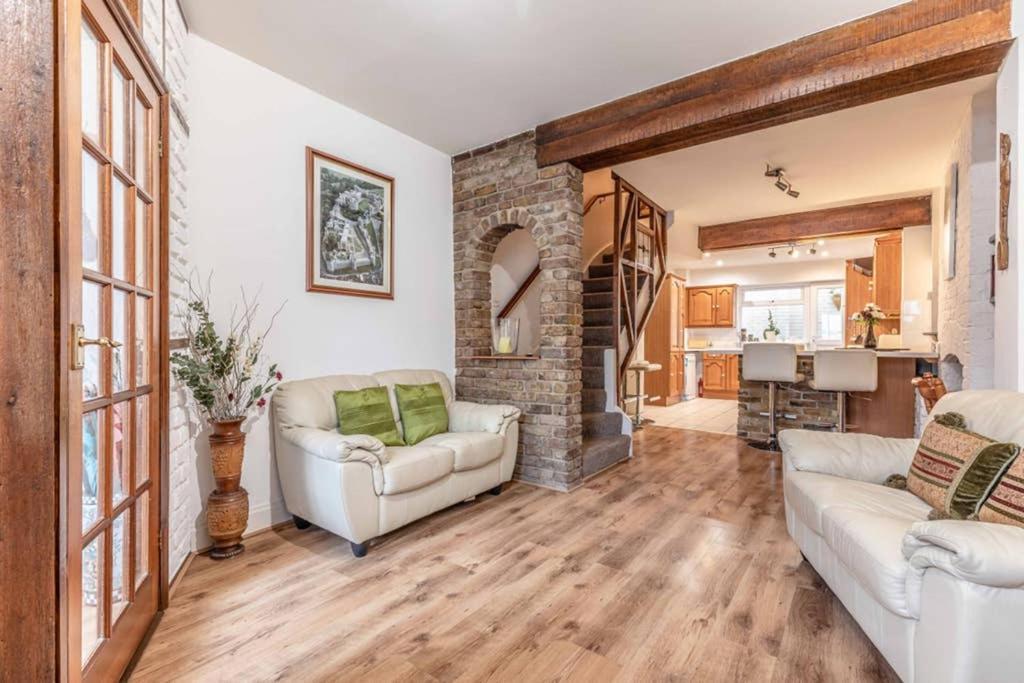 4 Bed 3 Baths In Central Windsor! Walk 2 All The Sights! Legoland 5 Min Drive المظهر الخارجي الصورة