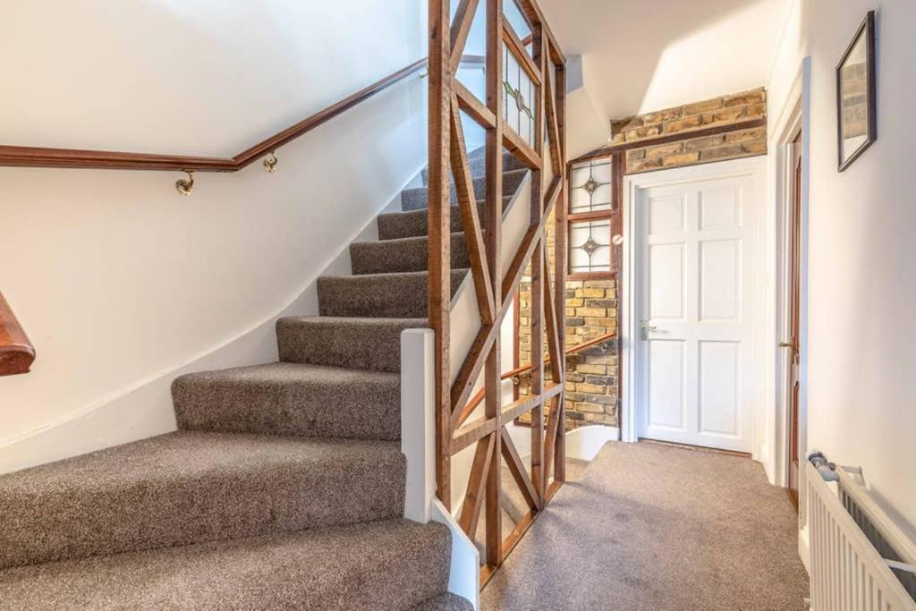 4 Bed 3 Baths In Central Windsor! Walk 2 All The Sights! Legoland 5 Min Drive المظهر الخارجي الصورة