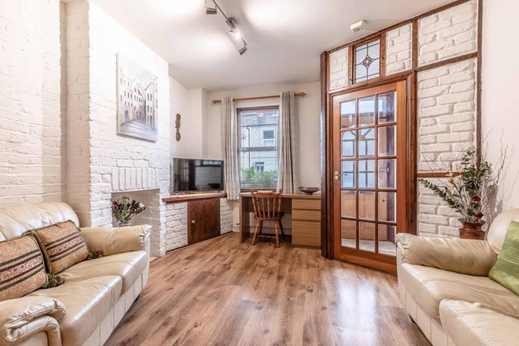 4 Bed 3 Baths In Central Windsor! Walk 2 All The Sights! Legoland 5 Min Drive المظهر الخارجي الصورة