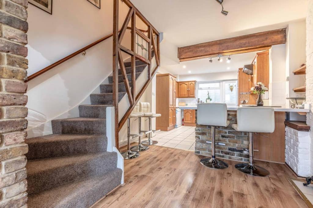4 Bed 3 Baths In Central Windsor! Walk 2 All The Sights! Legoland 5 Min Drive المظهر الخارجي الصورة